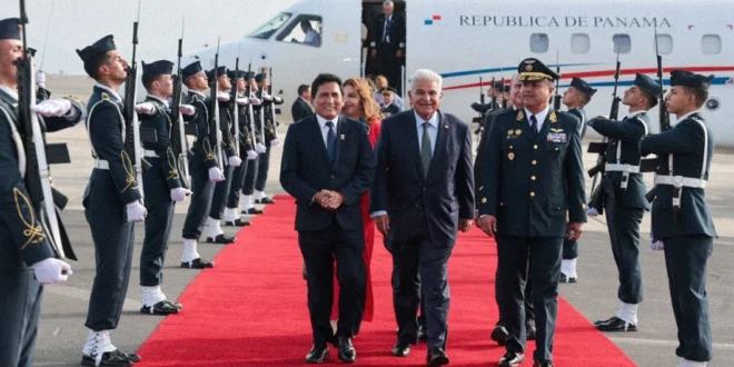 El Presidente Mulino saludando a su llegada a Lima para la toma de posesión presidencial