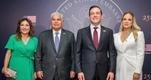 El Presidente Mulino y el embajador Kevin Marino Cabrera durante la conmemoración de la independencia de Estados Unidos en el Biomuseo de Panamá.