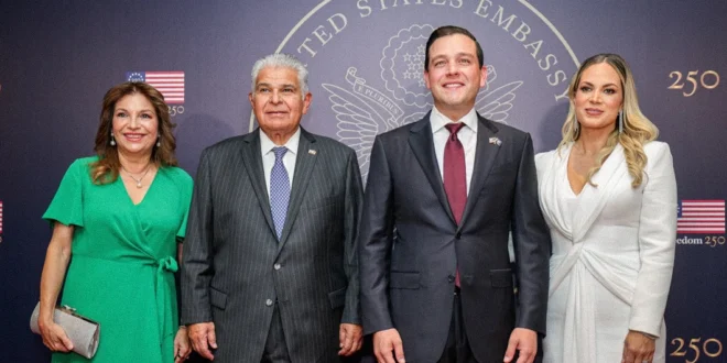El Presidente Mulino y el embajador Kevin Marino Cabrera durante la conmemoración de la independencia de Estados Unidos en el Biomuseo de Panamá.