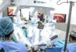 Cirujanos operando mediante consola robótica en Ciudad de la Salud para una telecirugía en Chiriquí