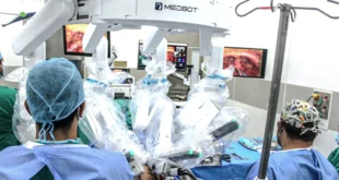 Cirujanos operando mediante consola robótica en Ciudad de la Salud para una telecirugía en Chiriquí