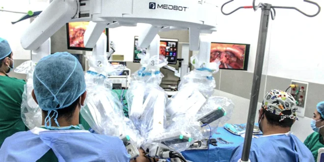 Cirujanos operando mediante consola robótica en Ciudad de la Salud para una telecirugía en Chiriquí