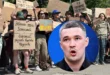 Manifestantes en Kiev sosteniendo banderas de Ucrania y la UE exigiendo la vuelta de Mijailo Fedorov