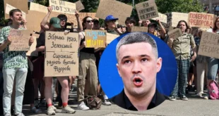 Manifestantes en Kiev sosteniendo banderas de Ucrania y la UE exigiendo la vuelta de Mijailo Fedorov