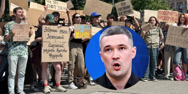 Manifestantes en Kiev sosteniendo banderas de Ucrania y la UE exigiendo la vuelta de Mijailo Fedorov