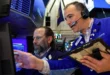Operadores trabajando en la Bolsa de Nueva York durante el cierre trimestral