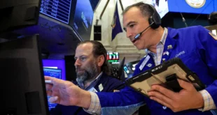 Operadores trabajando en la Bolsa de Nueva York durante el cierre trimestral