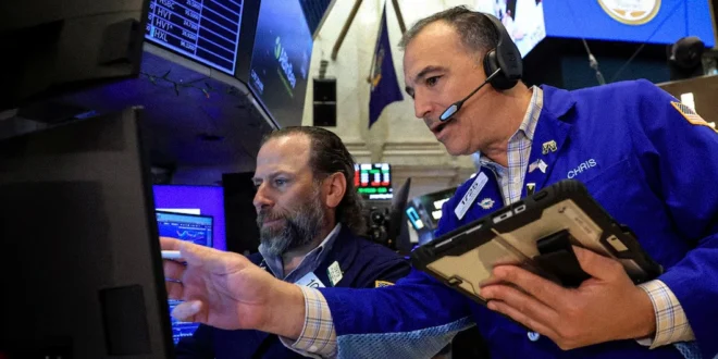 Operadores trabajando en la Bolsa de Nueva York durante el cierre trimestral
