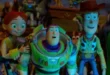 Escena de Woody, Buzz Lightyear y Jessie promocionando Toy Story 5