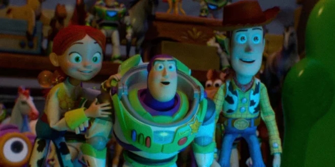 Escena de Woody, Buzz Lightyear y Jessie promocionando Toy Story 5
