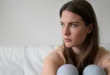 Persona sentada en actitud reflexiva, ilustrando la introspección y la baja autoestima