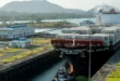 Buque portacontenedores Neopanamax transitando por las esclusas del Canal de Panamá