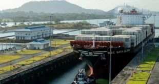 Buque portacontenedores Neopanamax transitando por las esclusas del Canal de Panamá