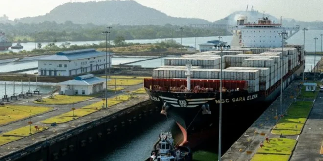 Buque portacontenedores Neopanamax transitando por las esclusas del Canal de Panamá