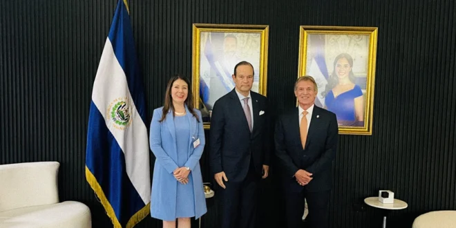 Canciller Martínez-Acha Vásquez en su llegada oficial a El Salvador para reunirse con autoridades del SICA y la cancillería salvadoreña