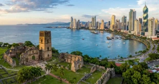 Vista panorámica de la ciudad de Panamá contrastando rascacielos modernos con las ruinas históricas de Panamá La Vieja.