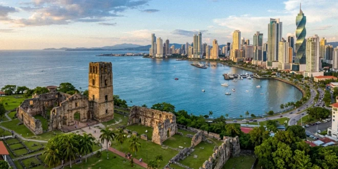 Vista panorámica de la ciudad de Panamá contrastando rascacielos modernos con las ruinas históricas de Panamá La Vieja.
