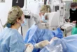 Cirujanos oftalmólogos de la CSS y el Comando Sur de EE.UU. operando a un paciente en los quirófanos de la Ciudad de la Salud de Panamá