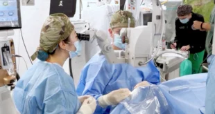 Cirujanos oftalmólogos de la CSS y el Comando Sur de EE.UU. operando a un paciente en los quirófanos de la Ciudad de la Salud de Panamá