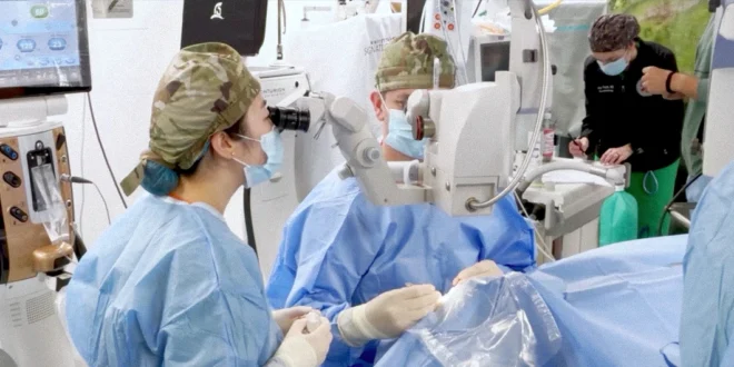 Cirujanos oftalmólogos de la CSS y el Comando Sur de EE.UU. operando a un paciente en los quirófanos de la Ciudad de la Salud de Panamá