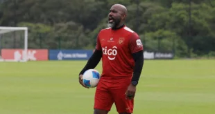 El DT Felipe Baloy dirigiendo el entrenamiento de la Selección Sub-17 de Panamá en el CAR de Burunga