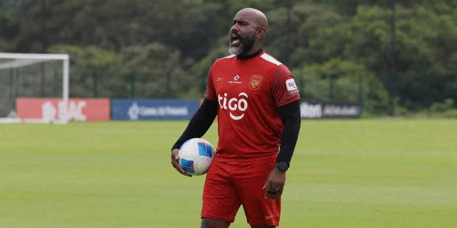 El DT Felipe Baloy dirigiendo el entrenamiento de la Selección Sub-17 de Panamá en el CAR de Burunga