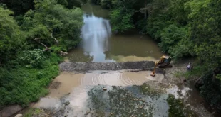 Maquinaria del Idaan construyendo un dique de contención en el cauce del río Chame en Panamá Oeste.