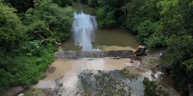 Maquinaria del Idaan construyendo un dique de contención en el cauce del río Chame en Panamá Oeste.