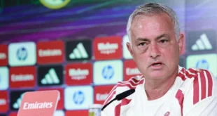 Jose Mourinho serio durante su primera rueda de prensa oficial en la ciudad deportiva de Valdebebas.