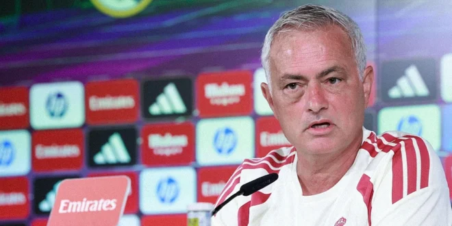 Jose Mourinho serio durante su primera rueda de prensa oficial en la ciudad deportiva de Valdebebas.