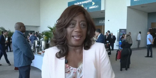 Lucy Molinar, ministra de Educación de Panamá, anunciando la modificación del calendario escolar 2027.