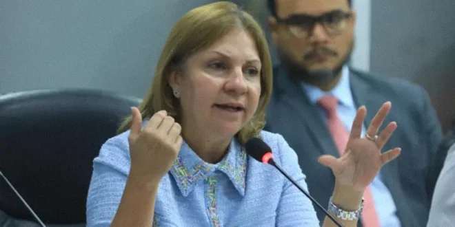 Ministra de Gobierno Dinoska Montalvo en la sustentación de presupuesto ante la Comisión de Presupuesto en Panamá.
