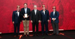 El ministro Orillac junto a directivos de Shriners y The Panama Clinic firmando el acuerdo de salud pediátrica.