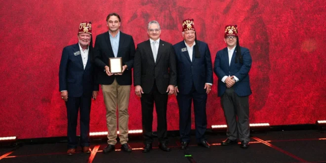 El ministro Orillac junto a directivos de Shriners y The Panama Clinic firmando el acuerdo de salud pediátrica.