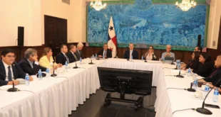 Ministro Orillac presidiendo la reunión de reformas energéticas con diputados de la Asamblea Nacional en el Palacio de Las Garzas