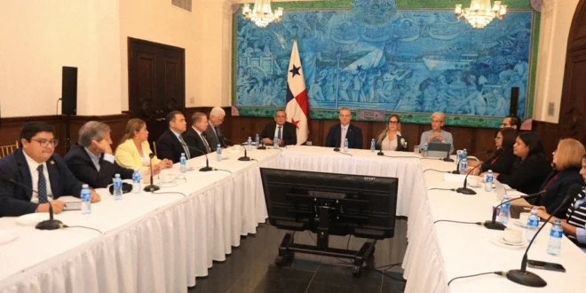 Ministro Orillac presidiendo la reunión de reformas energéticas con diputados de la Asamblea Nacional en el Palacio de Las Garzas