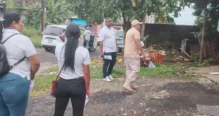 Personal del Minsa realizando inspección técnica de criaderos de mosquitos en una vivienda de Colón.