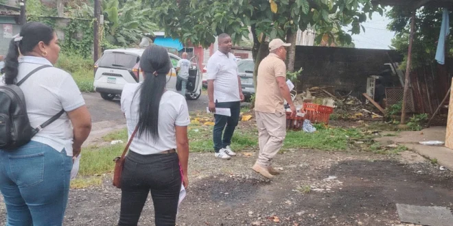 Personal del Minsa realizando inspección técnica de criaderos de mosquitos en una vivienda de Colón.
