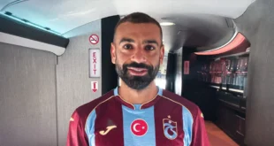 Mohamed Salah llegando al aeropuerto de Estambul para su fichaje por el Trabzonspor