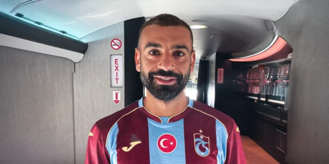 Mohamed Salah llegando al aeropuerto de Estambul para su fichaje por el Trabzonspor