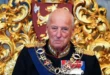 Retrato oficial del fallecido rey Harald V de Noruega luciendo sus condecoraciones militares.