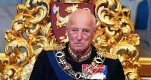Retrato oficial del fallecido rey Harald V de Noruega luciendo sus condecoraciones militares.