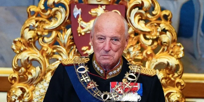 Retrato oficial del fallecido rey Harald V de Noruega luciendo sus condecoraciones militares.