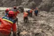 Equipos de rescate del Ejército de Nepal trabajando en la entrada embarrada de un túnel hidroeléctrico