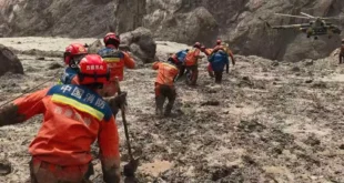 Equipos de rescate del Ejército de Nepal trabajando en la entrada embarrada de un túnel hidroeléctrico