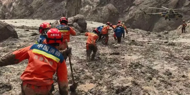 Equipos de rescate del Ejército de Nepal trabajando en la entrada embarrada de un túnel hidroeléctrico