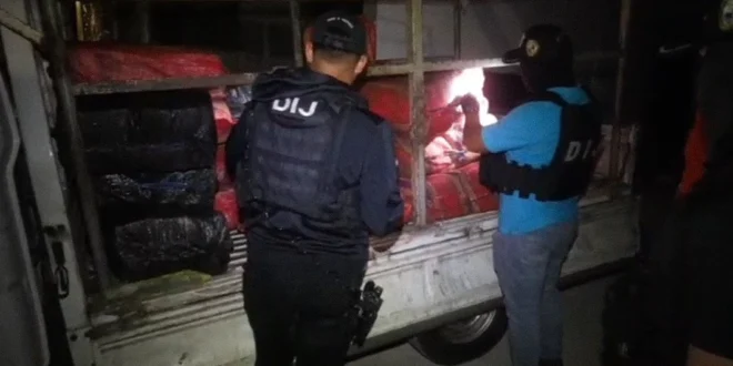 Unidades de la Policía Nacional durante operativo de incautación de drogas
