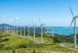 Parque de energía eólica con modernos aerogeneradores bajo un cielo despejado en Panamá