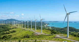 Parque de energía eólica con modernos aerogeneradores bajo un cielo despejado en Panamá