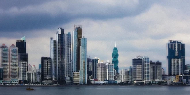 Rascacielos y centro financiero de la Ciudad de Panamá que simbolizan el crecimiento económico proyectado por la CEPAL